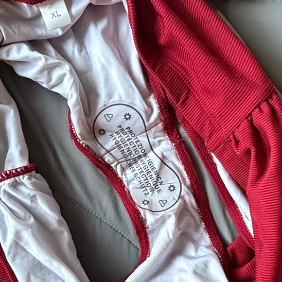 Stylish Ribbed Button-Front Bikini Top - red - Picture 4 of 5